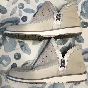 EMU Australia Sufi Ankle Bootie Size 9